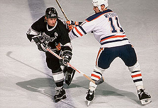 Image of Wayne in action as the captain for the L.A. Kings.